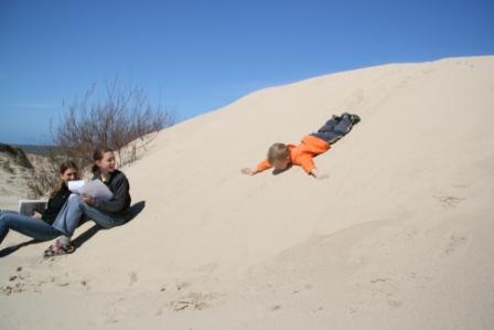 Bauchrodeln im Sand